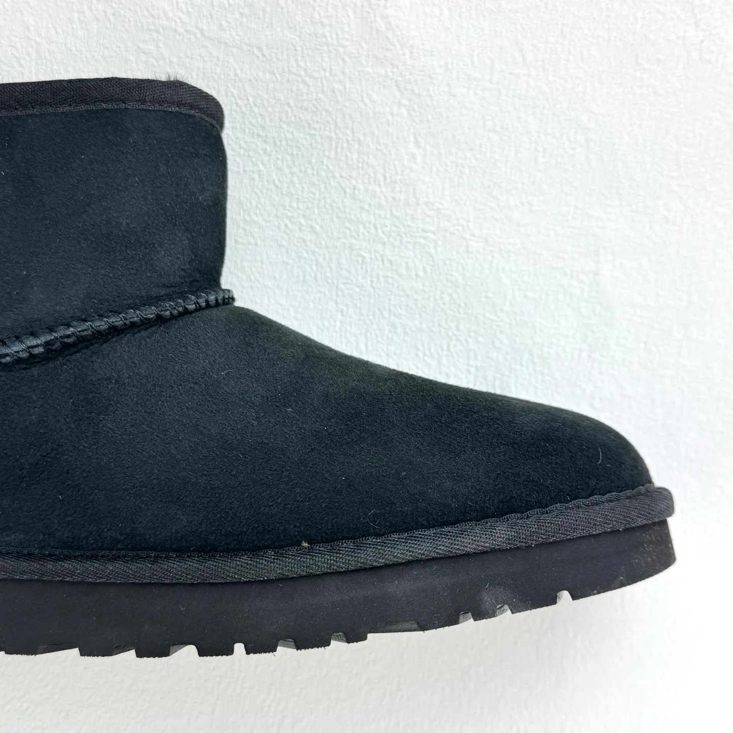 💰360 6222 Classic Mini II Mini classic short boots 2.0 Shoe shaft height: about 14CM Upper: Made of 17mm fur-integrated sheepskin, with a pre-treated water-repellent and anti-fouling coating Insole: 17mm sheepskin insole Sole: Treadlite by UGG™ light wing technology outsole - non-slip, cushioning, wear resistance, and good elasticity Heel: Leather heel label with embossed brand LOGO Size:35 36 37 38 39 40